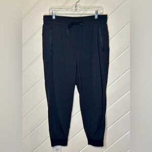 Athleta Trekkie Relaxed Mid Rise Jogger in Black, Large